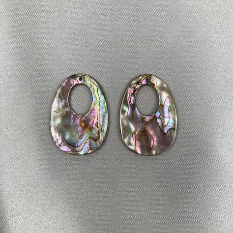 Very high-quality Oval Hoop made by natural Abalone. Clean and no cracks, shinning iridescent Abalone, no dye, no bleach, weight is light. ･ ｡ﾟ☆: *.☽ .* :☆ﾟ. Stone Material Name: Natural Abalone Shell Stone Material Origin: Australia, Indonesia Hole: Front Hole Bead Shape: Oval Hoop Quantity: 10 pcs per bag Size: 25x35mm For ring, earrings, settings, bracelet, necklace, charms, jewellery and so on. ･ ｡ﾟ☆: *.☽ .* :☆ﾟ. We are a gemstone factory wholesaler in China and the main office is in Hong Ko Abalone Jewelry, Abalone Earrings, Dope Jewelry, Funky Jewelry, Jewelry Lookbook, Shell Jewelry, Shell Earrings, Abalone Shell, Jewelry Inspo