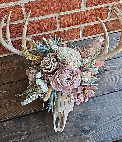 Deer Skull Flower Arrangements, Boho Deer Antlers Decor, Boho Deer Skull Wall Decor, Diy Bull Horns, Deer Antler Crafts Wall Hangings, Deer Antler Crafts Projects Diy, Deer Antler Crafts Diy, Antler Crafts Diy, Antler Mount Ideas