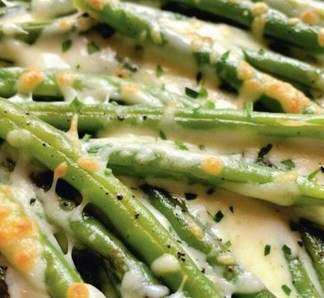 Cheesy Garlic Green Beans Recipe - Dieter24 Chicken Club Pasta Salad, Cheesy Green Beans, Garlic Green Bean Recipes, Seasoned Green Beans, Parmesan Green Beans, Tuscan Chicken Pasta, Green Beans Recipe, Mini Cheesecake Recipes, Pumpkin Chocolate Chip Muffins