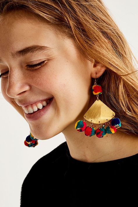 Comenzaron como un pasatiempo "do it yourself" y se han convertido en una de las tendencias en accesorios de la temporada. Pompom Earrings, 15 Aesthetic, Big Statement Earrings, Aesthetic Earrings, Clay Jewelry Diy, Earrings Inspiration, Colorful Earrings, Jewelry Photography, Big Earrings