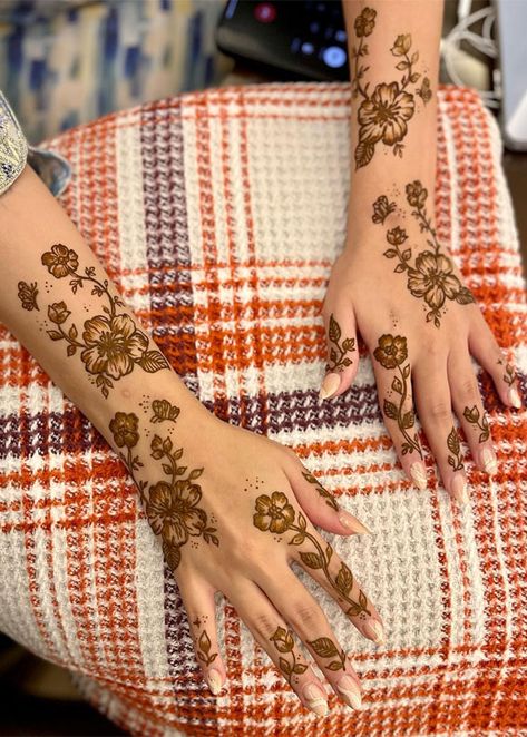 Modern Henna Designs Front Hand, Arabic Henna Designs Simple, Eid Henna Designs Arabic, Henna Front Hand, Front Hand Mehndi Designs Stylish, Henna For Hands, Hand Mehndi Designs Stylish, Henna For Beginners, Small Henna Designs