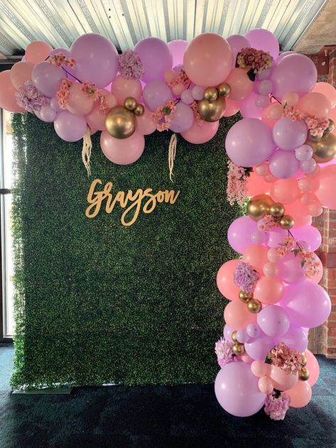 Green Grass Backdrop With Balloons, Grass Backdrop Birthday, Party Background Ideas, Formal Backdrop, Decoration For 1st Birthday, Pink Grad Party, Green Graduation Party, Pink Graduation Party, Aaliyah Birthday