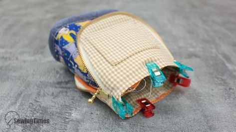 DIY Stand-Up Pencil Case – sewingtimesblog Writing Utensils Organization, Pencil Case Diy, Diy Stand, Fabric Pencil Case, Diy Pouch, Diy Pencil Case, Leather Bag Design, Pouch Diy, Making Bags