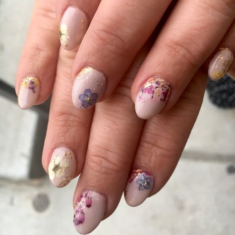 Nails With Real Flowers, Pressed Flower Nails, Dried Flower Nails, Stamped Nails, Pink Wedding Nails, Flowers Nails, Almond Acrylic, Short Square Nails, Almond Acrylic Nails