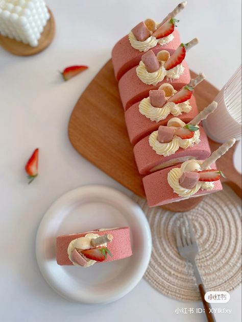 Swiss Roll Cake Design, Pattern Swiss Roll, Swiss Roll Cake, Mini Rolls, Refreshing Drinks Recipes, Valentine Cake, Cake Business, Swiss Roll, Dessert Shop