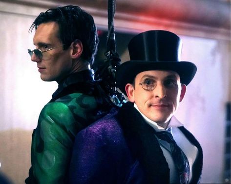 The Penguin and the Riddler in the Series Finale of "Gotham." The Penguin finally got his top hat and monocle. Gotham Show, Penguin And Riddler, Robin Lord Taylor, David Mazouz, Riddler Gotham, Gotham News, Gotham Cast, Gotham Tv Series, Cory Michael Smith