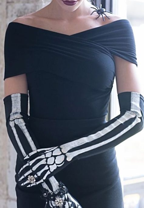 IT’S A PINTERESTING HALLOWEEN Halloween Costumes Devil, Skeleton Gloves, Halloween Mode, Den Mrtvých, Diy Kostüm, Skeleton Costume, Tim Walker, Halloween Costume Accessories, Fantasias Halloween