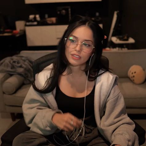 Valkrae Streamer, Streamer Ideas, Streamer Aesthetic, Streamer Dr, Curly Hair Photos, Hair Color And Cut, Hijab Fashion Inspiration, Beautiful Inside And Out, Girls With Glasses