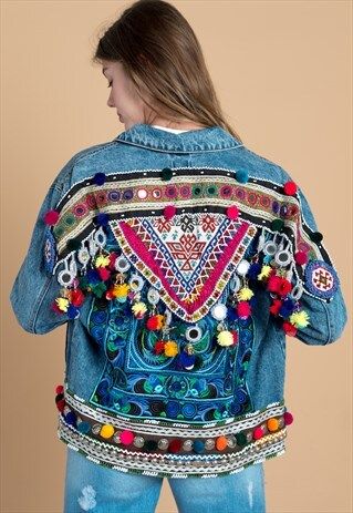 Jean Jacket Diy, Diy Denim Jacket, Bohemian Jackets, Embellished Denim Jacket, Boho Denim, Boho Clothes, Diy Jacket, Afghan Clothes, Repurposed Clothing