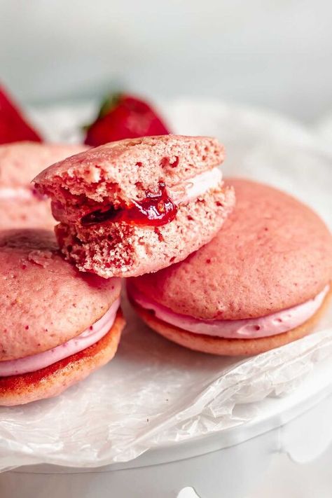 Strawberry Whoopie Pies, Strawberry Cheesecake Filling, Salted Caramel Chocolate Cake, Mini Strawberry Cheesecake, Strawberry Cream Cheese Frosting, Strawberry Almond, Whoopie Pie, Strawberry Dessert, Strawberry Frosting