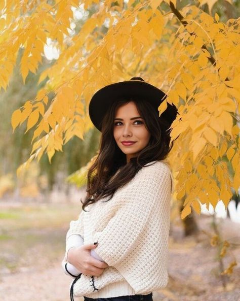 Autumn Photography Portrait, Love Is Unconditional, Family Photo Studio, London Photoshoot, Christmas Poses, Outdoor Portrait Photography, Fall Portraits, A Mother's Love, 사진 촬영 포즈