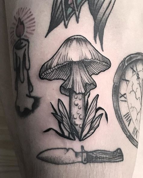 Fall Tattoo Ideas, Mushroom Tattoo Ideas, Fall Tattoo, Chicanas Tattoo, Mushroom Tattoo, Autumn Tattoo, Mushroom Tattoos, Botanical Tattoo, B Tattoo