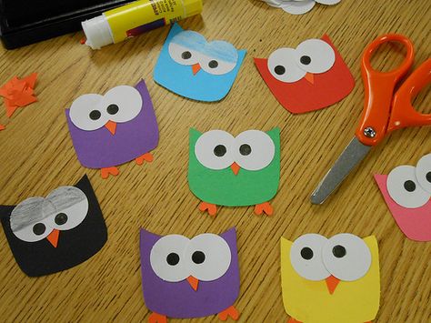 Activité manuelle : Mimi les hiboux !! Owl Paper, Owl Classroom, Construction Paper Crafts, Paper Owls, Owl Theme, Owl Crafts, Construction Paper, Childrens Crafts, Animal Crafts