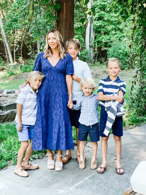 Matching Family Outfits Summer, Large Family Photo Outfits Summer, Casual Family Pictures Outfits Summer, Matching Family Outfits For Pictures, Outdoor Family Photo Outfits Summer, Family Photo Outfits Summer Casual, Summer Family Picture Outfits, Summer Photo Outfits, Family Photo Outfits Summer