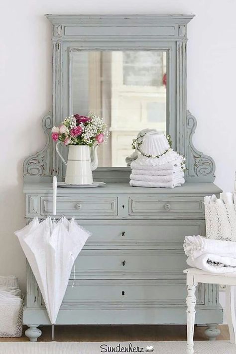 Beautiful chest with mirror can be used with cottage or brocante...I love the gray color Camera Shabby Chic, Shabby Chic Decorating, Muebles Shabby Chic, Paint Decor, French Country Bedrooms, Shabby Chic Dresser, Decor Shabby Chic, Shabby Chic Bathroom, Shabby Chic Bedroom