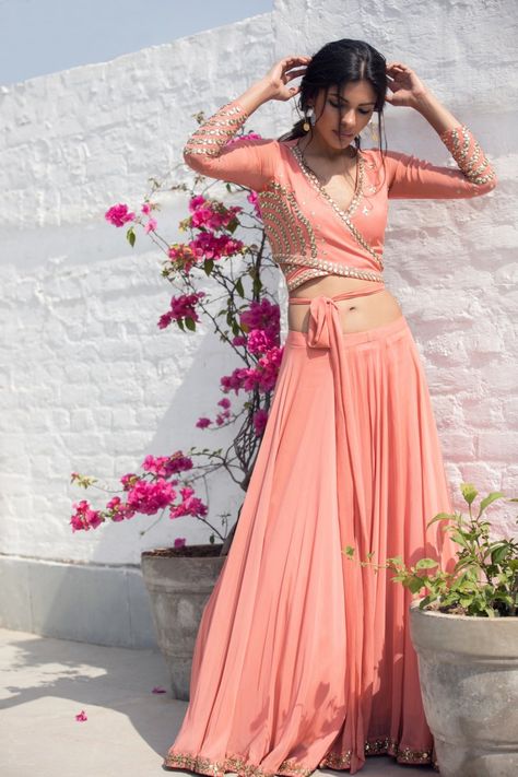 Knot Blouse Design, Lengha Blouse Designs, Indian Outfits Lehenga, Lehnga Dress, Lehenga Blouse Designs, Blouse Designs Indian, Choli Designs, Salwar Kamiz, Indian Gowns Dresses