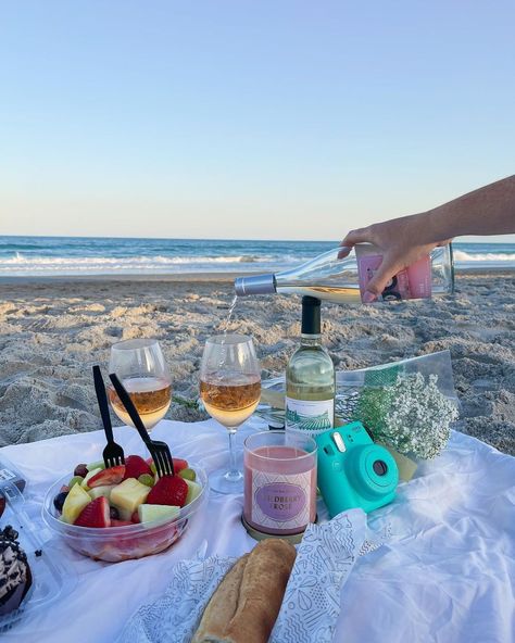 Aesthetic Summer Fashion, Rosarito Beach, Wine Picnic, Inspo Instagram, Beach Quotes, Picnic Foods, Pinterest Outfits, Summer Fashion Trends, Nyc Fashion