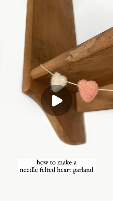 Felted Wool Garland, Easy Garland, Felt Hearts Crafts, Bio Materials, Felted Hearts, Heart Cookie, Thread Needle, Heart Garland, Wool Roving