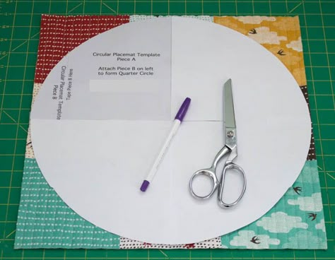 Quilted Round Table Toppers Patterns Free, Round Placemats Quilted, Round Quilted Placemats Free Pattern, Round Quilted Placemats, Round Table Runner Pattern, Quilted Circular Table Toppers, Diy Round Placemats Fabric, Round Christmas Placemats, Circular Quilt Patterns