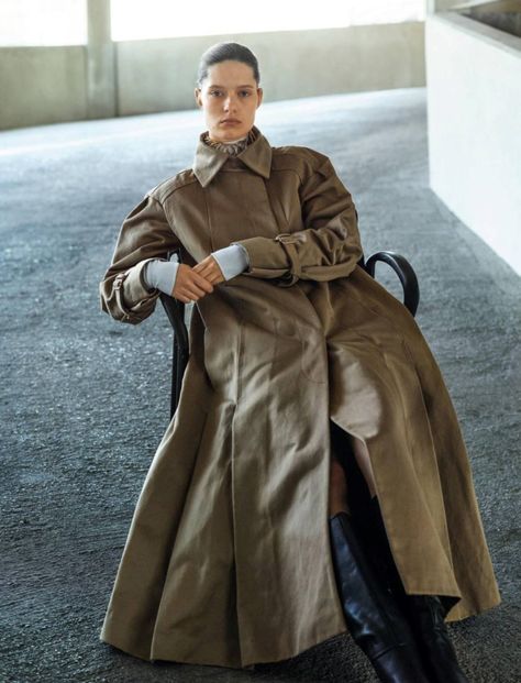 Trench Coat Editorial Shoot, Coat Editorial, Outdoors Fashion, Late Summer Outfits, Grazia Magazine, Fashion Gone Rouge, Military Looks, Street Style Edgy, Magazine Editorial