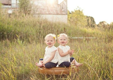 My cute little 1 year olds. #twins #twingirls #photography Twin Toddler Photography, Twin Baby Photography, Twin Baby Photos, Twins Posing, Toddler Poses, Twin Pictures, Twin Photography, 1st Birthday Photoshoot, Twin Photos