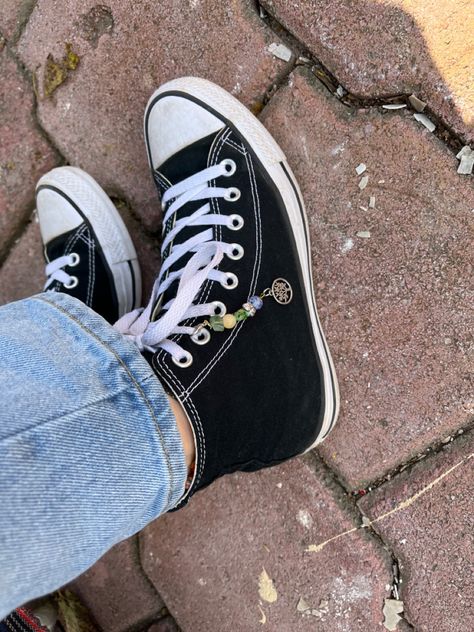 Converse Bead Chain, Converse Charms Diy, Shoe Strap Beads Converse, Converse Shoe Charms, Converse Accessories Diy, Shoe Decoration Ideas, Shoe Charms Converse, Converse Charms, Beads On Converse