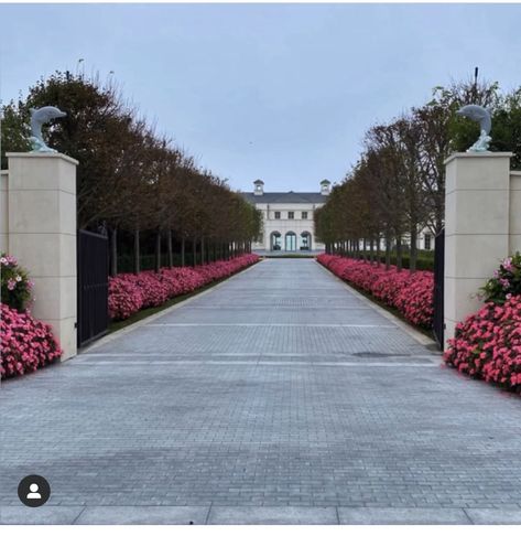 Luxury Driveway, Front Garden Landscaping, Driveway Entrance Landscaping, Planning Garden, Farm Entrance, River Rock Garden, Lawn Landscape, Planters Garden, Landscape Rock