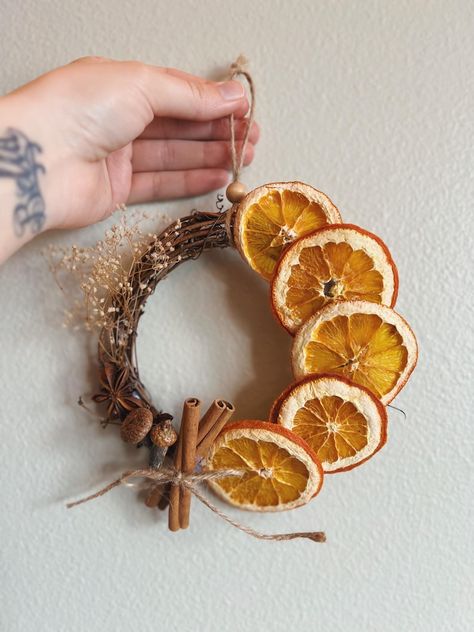 Dried Orange Slices Crafts, Christmas Dried Orange Wreath, Wreath Dried Oranges, Orange Slice Decor Natural Christmas, Orange Wreaths For Front Door, Diy Orange Wreath, Star Anise Decorations, Dried Orange Slices Ornaments, Pagan Tree Decorations