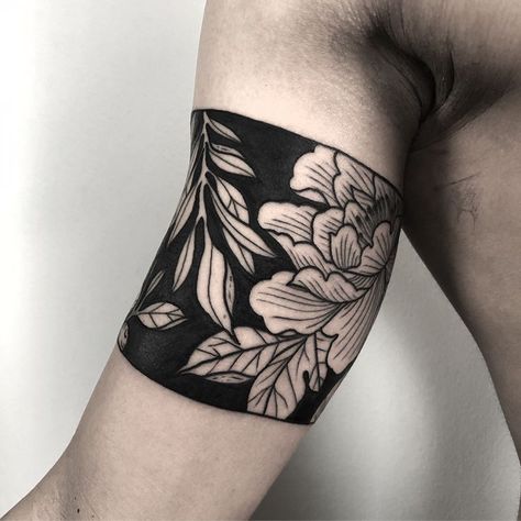 Negative space floral armband tattoo - Tattoogrid.net Floral Armband Tattoo, Black Band Tattoo, Bracelet Tattoo For Man, Herren Hand Tattoos, Cuff Tattoo, Forearm Band Tattoos, Geometric Tattoo Arm, Floral Tattoo Sleeve, Arm Band Tattoo