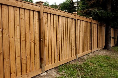 Types of the residential fence: Which is best for you? Board On Board Fence, Fence Design Ideas, Diy Backyard Fence, Wood Privacy Fence, Fence Options, Wood Fence Design, House Fence Design, Privacy Fence Designs, Types Of Fences