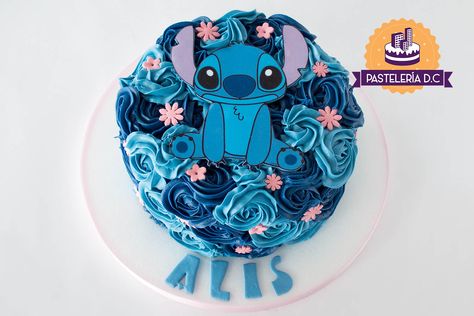 Torta con rosetones de buttercream y diseño de Stitch basada en una foto enviada por la cliente. No pudimos encontrar su creador original / Stitch simple rosette cake based on a pic sent by our customer. We couldn't find the original creator to give proper credit.⁠ Lilo And Stitch Cake, Girly Birthday Cakes, Lily Cake, Cupcake Videos, Stitch Cake, Candy Birthday Cakes, Disney Birthday Cakes, Rosette Cake, Creative Birthday Cakes