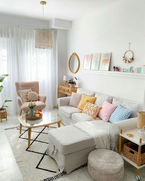 College Living Rooms, College Apartment Decor, Living Room Decor Inspiration, Pink Living Room, Style Loft, Home Design Living Room, Style Deco, Apartment Decor Inspiration, Decor Home Living Room