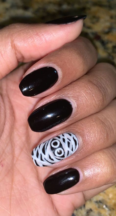 Black Mummy Nails, Halloween Nail Designs Purple, Mummy Nails Halloween, Halloween Nails Mummy, Halloween Mummy Nails, Mummy Nails, Mom Nails, Nail Glam, Sns Nails