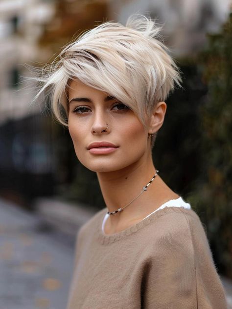 Top Short Hairstyles for Summer 2024 Cool Cute Trends Hairstyles Work, Curly Bobs, Messy Short Hair, Makijaż Smokey Eye, Short Layered Haircuts, Hair Haircuts, Hair Color And Cut, Short Blonde, Short Hair Haircuts