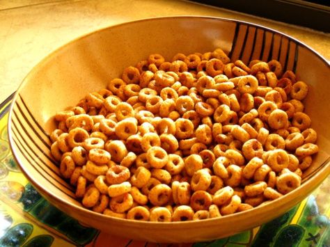 Healthy Roasted Cheerio's Cheerios Snacks, Cheerios Recipes, Healthier Snacks, Celery Salt, Weight Watchers Snacks, Healthy Vegan Snacks, Potato Chip, Diet Snacks, A Potato