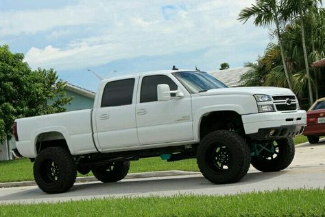 White duramax Deisle Trucks, Lifted Duramax, Lifted Chevy Tahoe, Silverado 2000, Winter Truck, Lifted Jeeps, Chevy Duramax, Trucks Lifted, Truck Girl