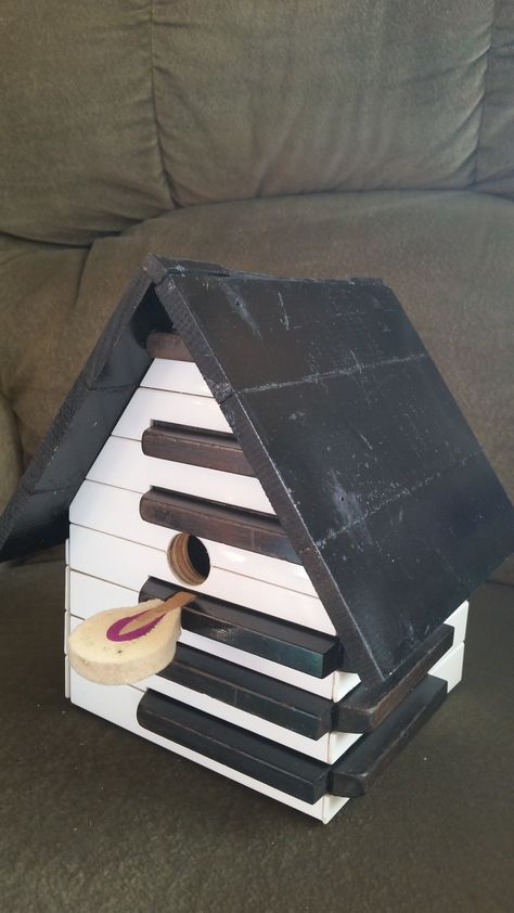 Birdhouse made with piano keys, a hammer perch, and soundboard roof from a 1914 Kurtzmann piano, 2017. Diy Piano, Piano Hammers, Piano Crafts, Key Crafts, Piano Decor, Piano Parts, Diy Music, Piano Art, Old Pianos