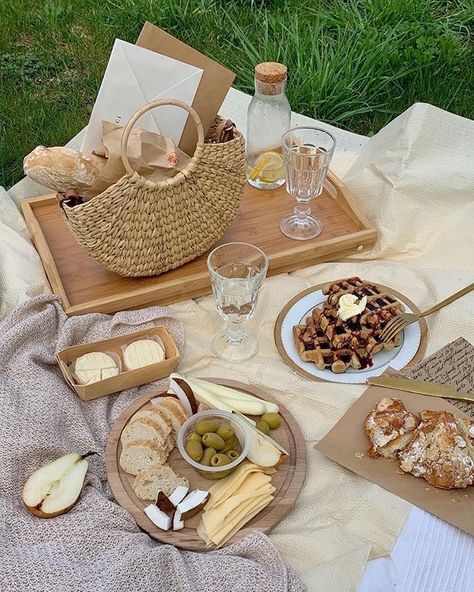 Bread Cheese, Picnic Inspiration, Picnic Date, Perfect Picnic, Picnic Time, Picnic Food, Picnic Foods, Outdoor Picnic, A Picnic