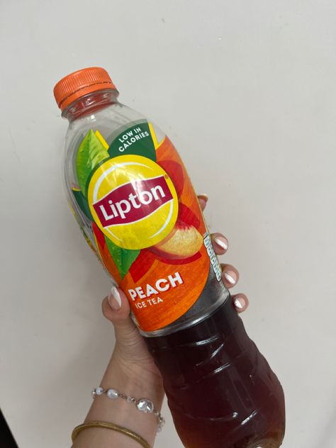 Lipton Peach Iced Tea, Lipton Green Tea, Peach Iced Tea, Lipton Ice Tea, Weird Girl, Drink Healthy, Low Calorie Drinks, Peach Ice Tea, Tasty Drinks