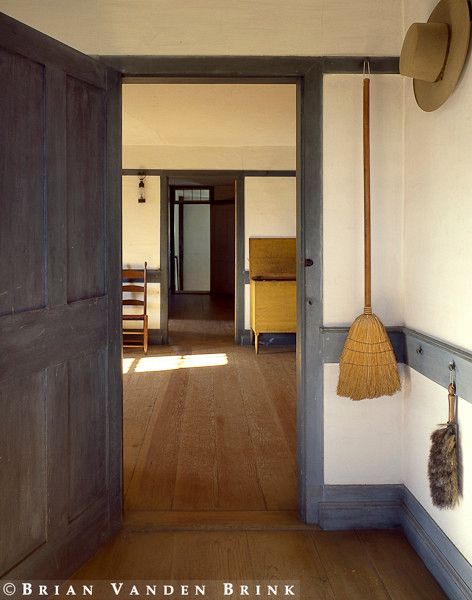 Shaker style mudroom - high peg rack, and low peg rack    would love love to install high peg racks for quilt display/winter warmth Shaker House, Shaker Peg Rail, Shaker Interior, Shaker Home, Shaker Pegs, Colonial Farmhouse, Shaker Furniture, Sabbath Day, Casa Vintage