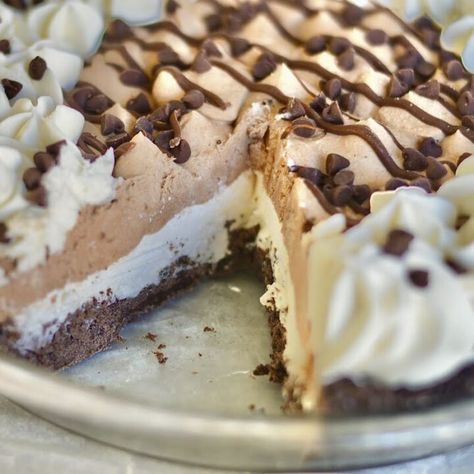 Hershey's Chocolate Cream Pie - Sweet Girl Treats Hersheys Cream Pie, Hershey Cream Pie Recipe, Homemade Hershey Pie, Desert Pie, Hershey Chocolate Pie, Hershey Pie, Custard Pies, Vanilla Pie, No Bake Pie