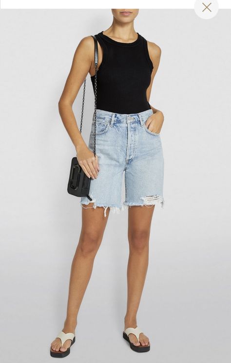 Jean Bermuda Shorts Outfit, Black Bermuda Shorts Outfit, Bermuda Shorts Outfit Street Styles, Denim Bermuda Shorts Outfit, Bermuda Shorts Outfits, Bermuda Shorts Outfit, Minimalist Silhouette, Bermuda Jeans, Shorts Outfit