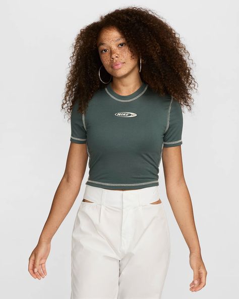 Nike Sportswear Chill Knit Women's Slim Cropped T-Shirt. Nike.com Brown Style, One Clothing, Color Vintage, Tshirt Skirt, Cropped T Shirt, Top Graphic Tees, Sporty Chic, Laid Back Style, Nike Shirts