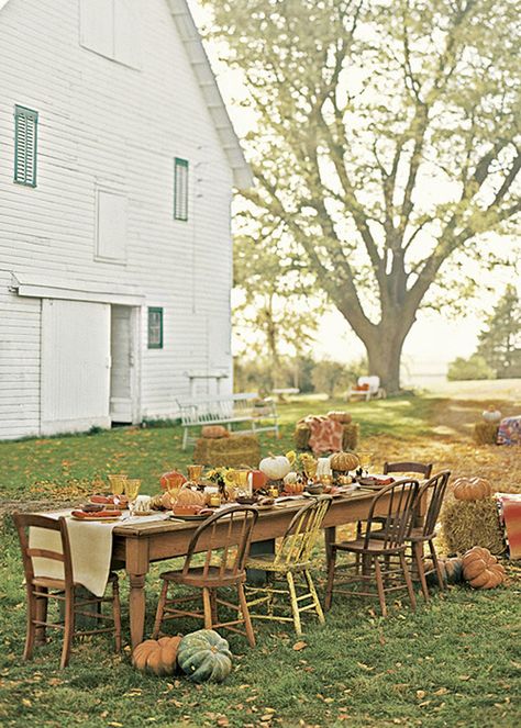 Perfect Thanksgiving dinner! Fall Dinner Party, Tafel Decor, Harvest Table, Hay Bales, Table Set Up, Fall Dinner, White Barn, Farmhouse Fall, Fall Decorations