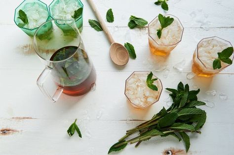 How To Make Mint Juleps in a Pitcher. This is one of the best pitcher recipes for the summer and one of our favorite cocktails of all time. Perfect for a Kentucky derby party. Printable recipe for this EASY adults only (thanks to the alcohol) drink available on the site, but you'll need sugar, mint, bourbon, and club soda. Fun Beverages, Types Of Drinks, Julep Recipe, Pitcher Drinks, Mint Julep Recipe, Tropical Fruit Salad, Mint Juleps, Mint Simple Syrup, Make Simple Syrup