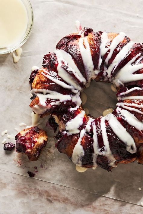 Blueberry Monkey Bread, Breakfast Potluck, Thanksgiving Breakfast, Breakfast Bread Recipes, Canned Biscuits, Blueberry Sauce, Cinnamon Bread, Monkey Bread, Savory Breakfast