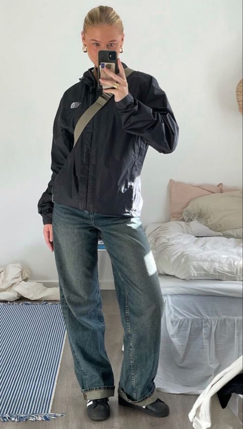 The North face jacket dark denim adidas Cph Style Winter, Gorpcore Winter, North Face Jacket Outfit, Danielle Haim, Scandinavian Outfit, Windbreaker Outfit, Bekväma Outfits, Fleece Outfit, North Face Outfits