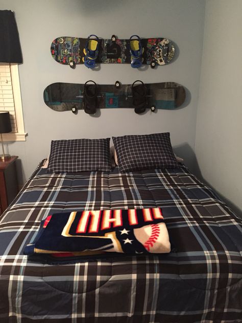 Snowboard Room, Snowboard Bedroom, Hypebeast Apartment, Bunk Beds For Boys Room, Skateboard Room, Mens Room Decor, Beach Wall Murals, Workshop Shed, Record Room