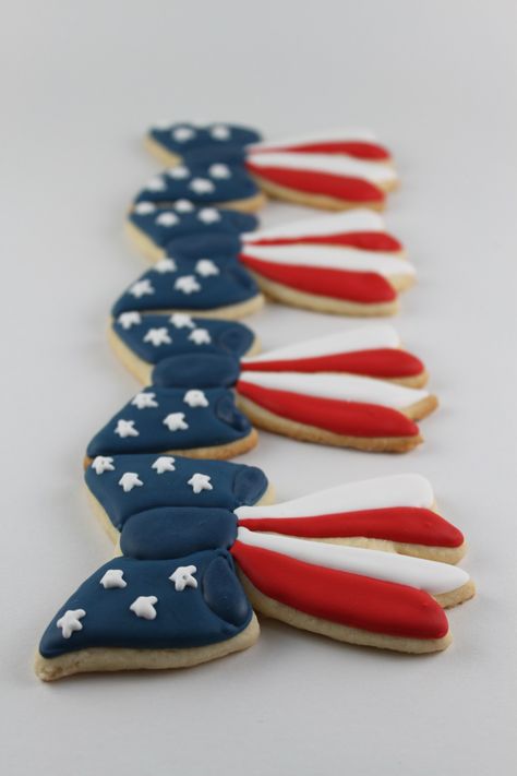 Bow Cookies, Food Flags, American Flag Cake, Miss Cake, Patriotic Cookies, Fourth Of July Cakes, Flag Food, Hot Dog Bar, Flag Cake