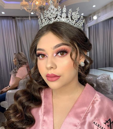 #alejandramezamakeupstudio #Maquillaje #xv #quinceañera Vestidos Color Pastel, Sweet 16 Makeup, Quince Hair, Makeup Social, Quinceañera Ideas, Quinceanera Hairstyles, Makeup Help, Pink Glam, Dye Ideas